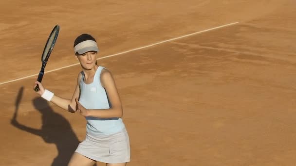 勝利ポイント、成功したゲームの後にはいジェスチャーを示す女性テニス選手 — ストック動画