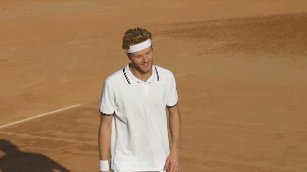 Vincitore tennista che celebra il successo in campo, sensazione di vittoria, rallentatore — Video Stock