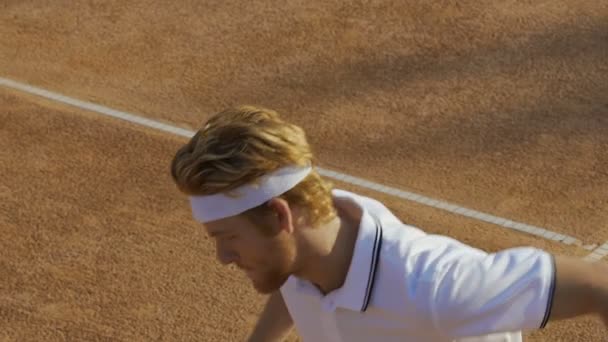 Ενθουσιασμένος αρσενικό κρατώντας ρακέτα του τένις και χειρονομώ νίκη, καλό αποτέλεσμα, επιτυχία — Αρχείο Βίντεο