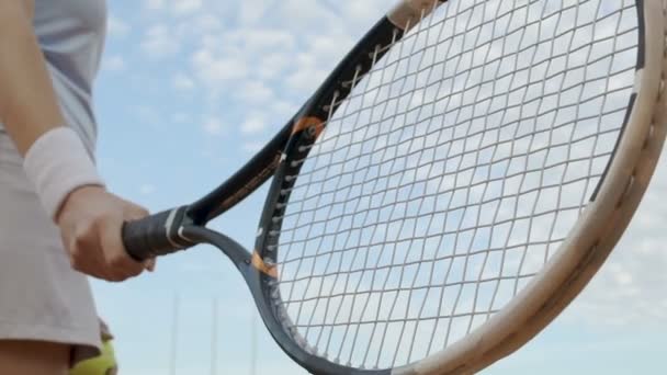 Aantrekkelijke vrouw probeert te dienen bal, eerst op de tennisbaan, nieuwe hobby — Stockvideo