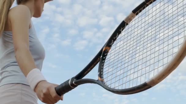 Lady szolgáló teniszlabda felhők háttér, egyéni képzés kezdő — Stock videók