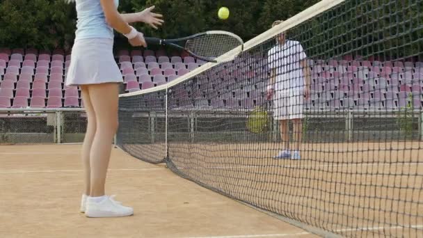 Mujer joven activa practicando tiros de tenis, entrenamiento con sofá, pasatiempo deportivo — Vídeo de stock