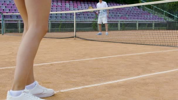 Freundin und Freund verbringen Zeit auf Tennisplatz, Sportwochenende, Aktivität — Stockvideo