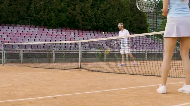 Przyjaciółmi, grając w tenisa na korcie, czas aktywny wypoczynek, aktywność sportowa w lecie — Wideo stockowe