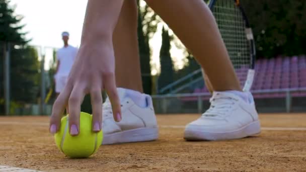 Hermano y hermana jugando al tenis de vacaciones, fin de semana familiar, estilo de vida deportivo — Vídeos de Stock