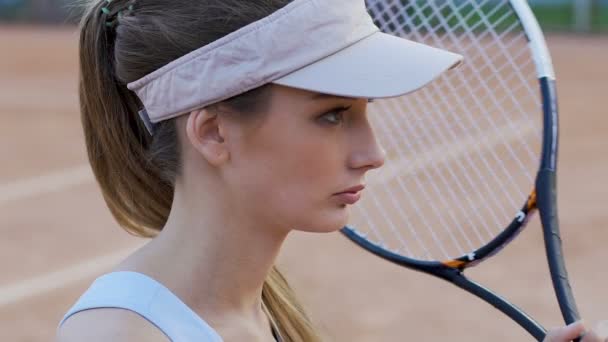 Jeune joueuse de tennis tenant raquette, esprit de compétition, motivation pour gagner — Video