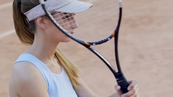 Спортсменка-тенісистка готується до матчу, серйозно дивлячись на суперника, спорт — стокове відео