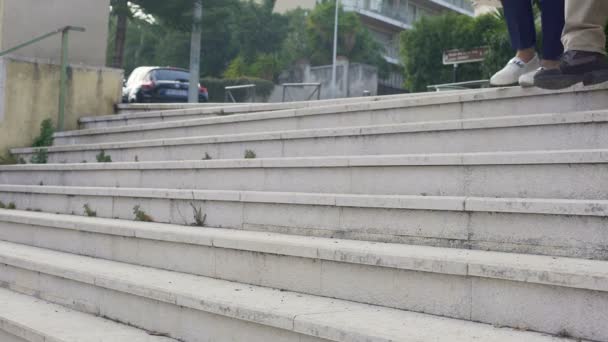 Liebendes Touristenpaar, das die Treppe in der Nähe des Hotels hinuntergeht, Nahaufnahme-Video — Stockvideo