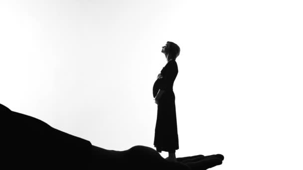Ο Θεός κρατάει στο χέρι έγκυος γυναίκα ευχαριστώντας τον, ευγνωμοσύνη για την άδεια μητρότητας — Αρχείο Βίντεο