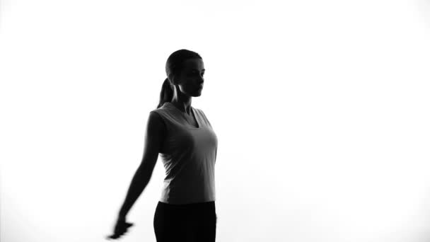体重を減らす、運動、スポーツ、シルエットに自信のある女性縄跳び — ストック動画