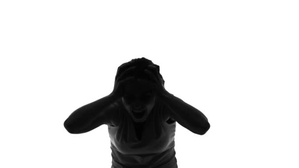 Silhouette de femme stressée criant et souffrant de maux de tête terribles — Video
