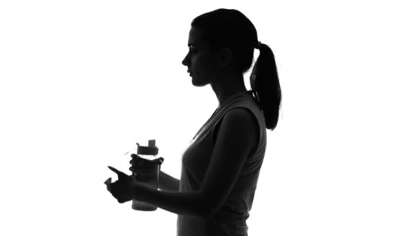Sportvrouw drinken van drank, waterbalans houden na training, gezondheidszorg — Stockvideo