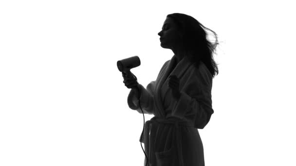 Saç kurutma ve kendini popüler şarkıcı, gölge hayal neşeli ev kadını darbe — Stok video