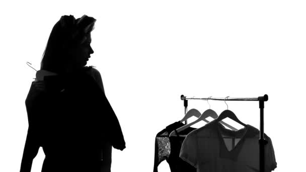 Hübsche Frau wählt Kleid und schaut in den Spiegel, bereitet sich auf Treffen vor — Stockvideo