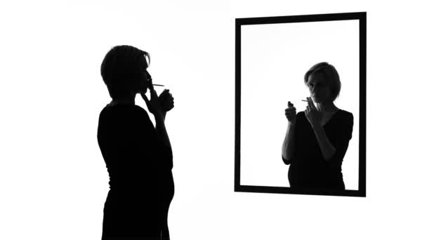 Mulher grávida atingida pela consciência fumando cigarro na frente do espelho, hábitos — Vídeo de Stock
