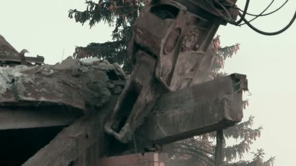 Rise of machines, close up shot of strong demolition tool removing house ruins — Stock Video