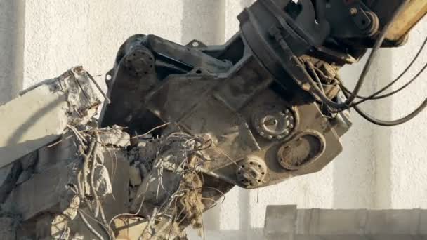 Robô industrial enorme e perigoso mordendo ruínas de construção, destruição close-up — Vídeo de Stock