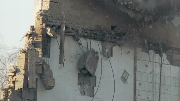Крупним планом жахливе руйнування старої стіни будівлі, історія та військові наслідки — стокове відео