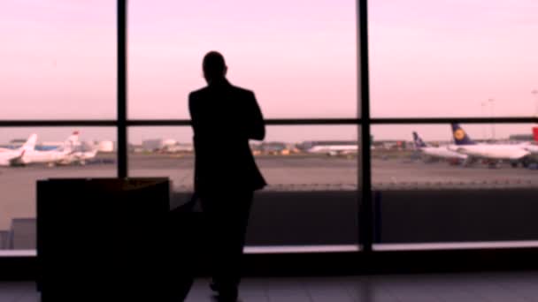 Uomo che prende selfie vicino alla finestra dell'aeroporto, aerei sullo sfondo, viaggio d'affari — Video Stock