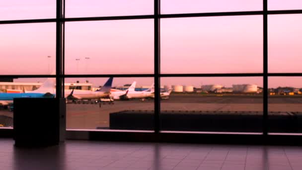 Menigte silhouet lopen in de luchthaven, zakenmensen en toeristen haast aan vlak — Stockvideo