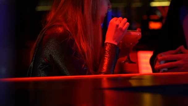 Hombre familiarizarse con la mujer en el bar, coquetear en la fiesta, interés romántico — Vídeos de Stock