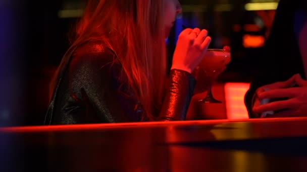 Mann lernt Frau in Bar kennen, flirtet auf Party, romantisches Interesse — Stockvideo