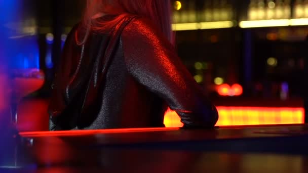 Красивий молодий чоловік пристрасно цілує дівчину в барі, гаряче нічне життя — стокове відео