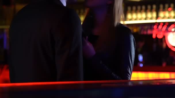 Pareja joven besándose en el club nocturno, cita nocturna en el bar, aventura de una noche, amor — Vídeos de Stock