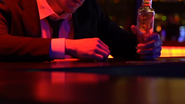 Berusad desperat man dricker vin från flaskan sitter i bar, arbetslöshet — Stockvideo