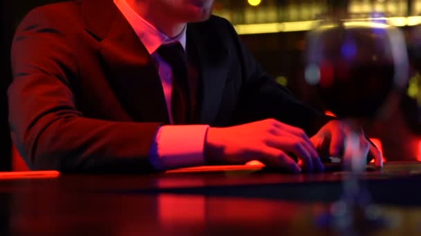 Молодой человек в баре ждет подругу, нервничает, время встречи — стоковое видео