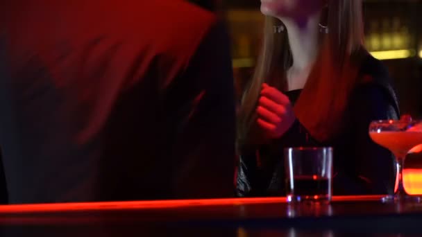 Junge Männer und Frauen tanzen auf Partys, entspannen bei Cocktails, Freizeit am Wochenende — Stockvideo