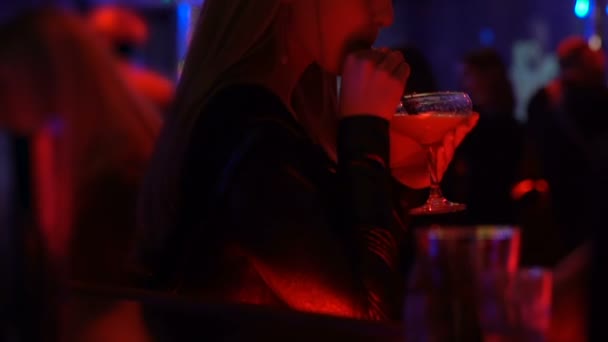 Çekici Bayan rahatlatıcı ile kokteyl, şehir eğlence gece kulübü — Stok video