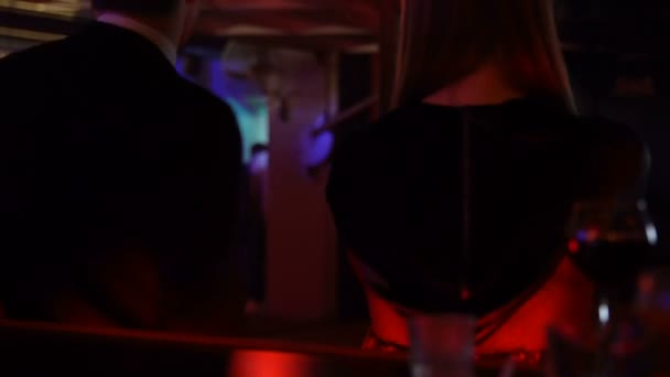 Homem e mulher dançando festa, amigos relaxando à música no clube noturno, vista para trás — Vídeo de Stock