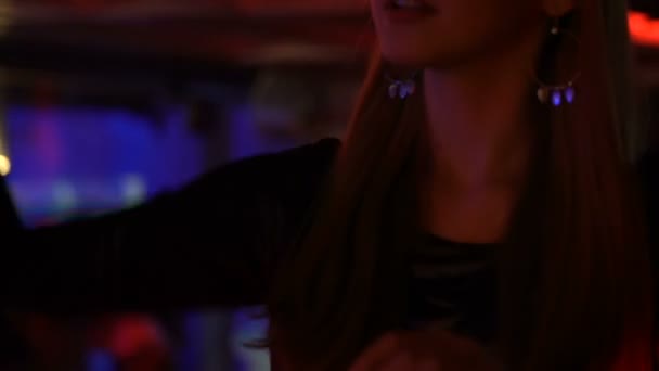 Девушка звонит бармену и заказывает коктейль в ночном клубе, студенческая вечеринка — стоковое видео
