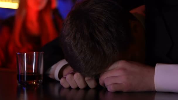 Mladá dáma pomáhá opilý přítel domů, alkohol předávkování na party, závislost — Stock video