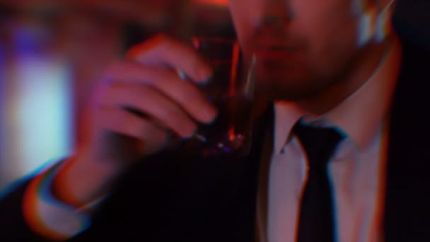 Alcoholic beber whisky en el bar, alivio del estrés después del trabajo, adicción al mal hábito — Vídeo de stock