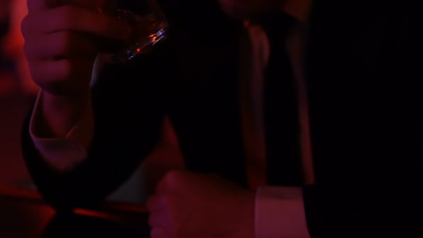 Desperat affärsmannen dricker whiskey i bar, lindra arbetsstress på natten — Stockvideo