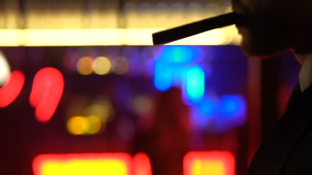 Framgångsrik ungkarl i kostym belysning cigarr, spendera fritid i strippklubb — Stockvideo