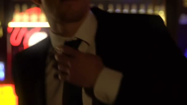 Joven bailarín aflojando corbata y quitándose la chaqueta, festejando toda la noche — Vídeo de stock