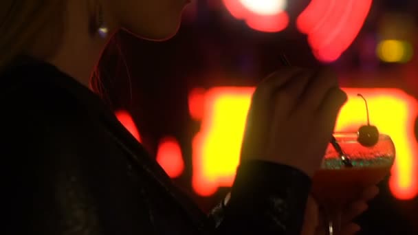 Belle femme avec cocktail en boîte de nuit, faire la fête le week-end soir, escorte — Video