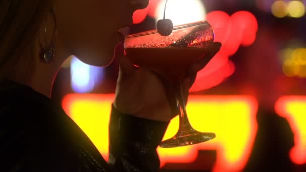 Гламурная женщина, пьющая коктейль, соблазняющая посетителей ночных клубов, девушка из эскорта — стоковое видео