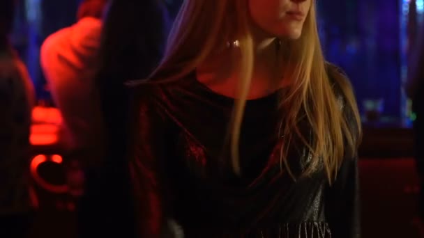 Young clubber approaching dancing woman, night entertainment, party flirt — Stock Video