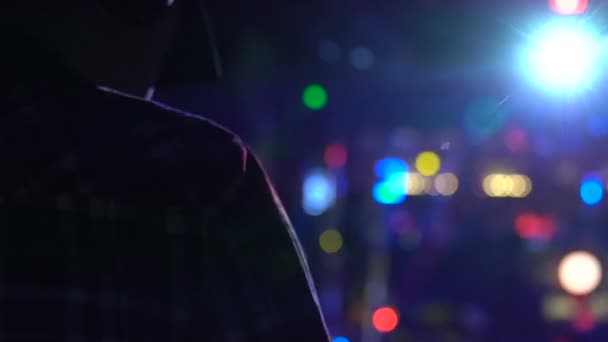男 dj 在耳机工作在俱乐部灯, 聚会气氛, 娱乐 — 图库视频影像