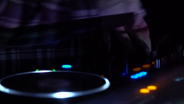 Dj manipulating record sounds night club, performs at electronic music festival — Stock Video