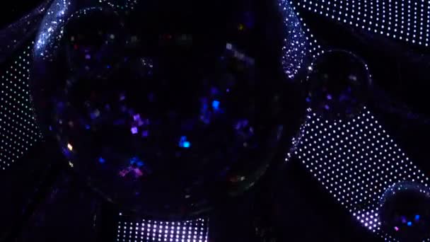 Espelho brilhante bola na iluminação da discoteca, atmosfera festiva, concerto — Vídeo de Stock