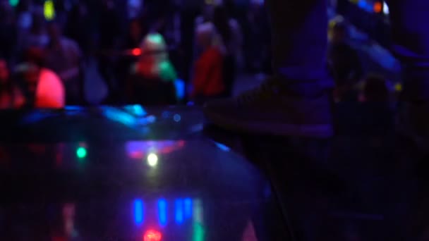 Мужские ноги на сцене ночного клуба, развлекательная аудитория, праздник вечеринок — стоковое видео