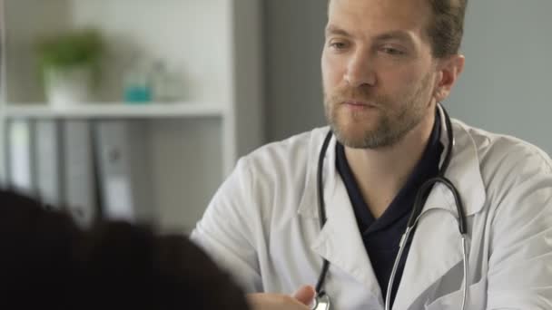 Patienten ger medicinska test resultat dokument till läkare, medicin, närbild — Stockvideo