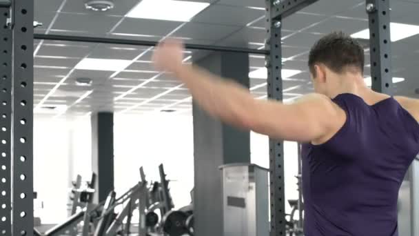 Kulturysta rozgrzewkę przed rutynowego treningu wytrzymałe, silne mięśnie, widok z tyłu — Wideo stockowe