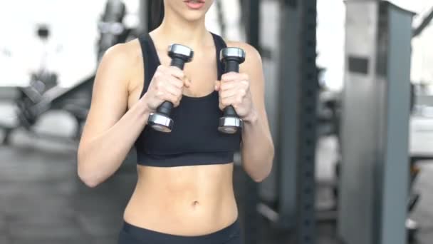 Kvinna som stansning med hantlar, träna i gymmet, övning för fighters, uthållighet — Stockvideo