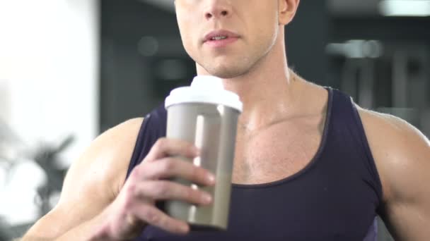 Bodybuilder boisson protéinée secouer pour le gain musculaire, barre de sport, une alimentation saine — Video